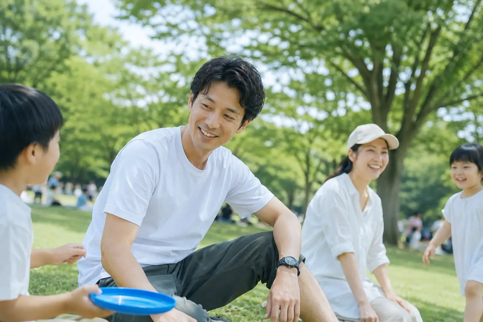 サロンを出た後、休日に公園で家族と過ごす大人男性の様子